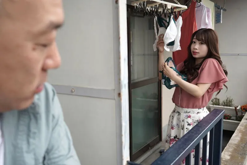 Gã hàng xóm chuyên soi mói và cặp người vợ chồng thường xuyên rên la quá to