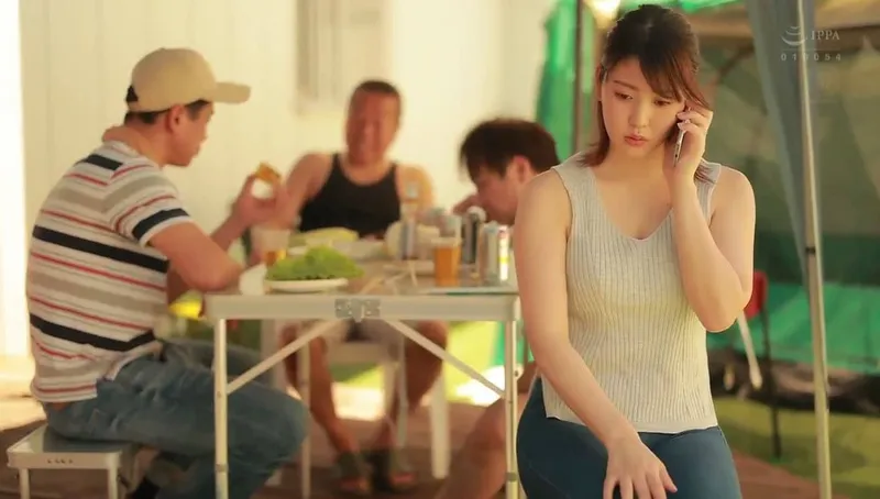 Chồng khờ để người vợ tham gia sự kiện cắm trại với mấy gã nhà sát bên và cái kết